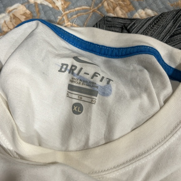 Nike Twp Pair of Shirts XXL grey and XL white - Picture 3 of 5